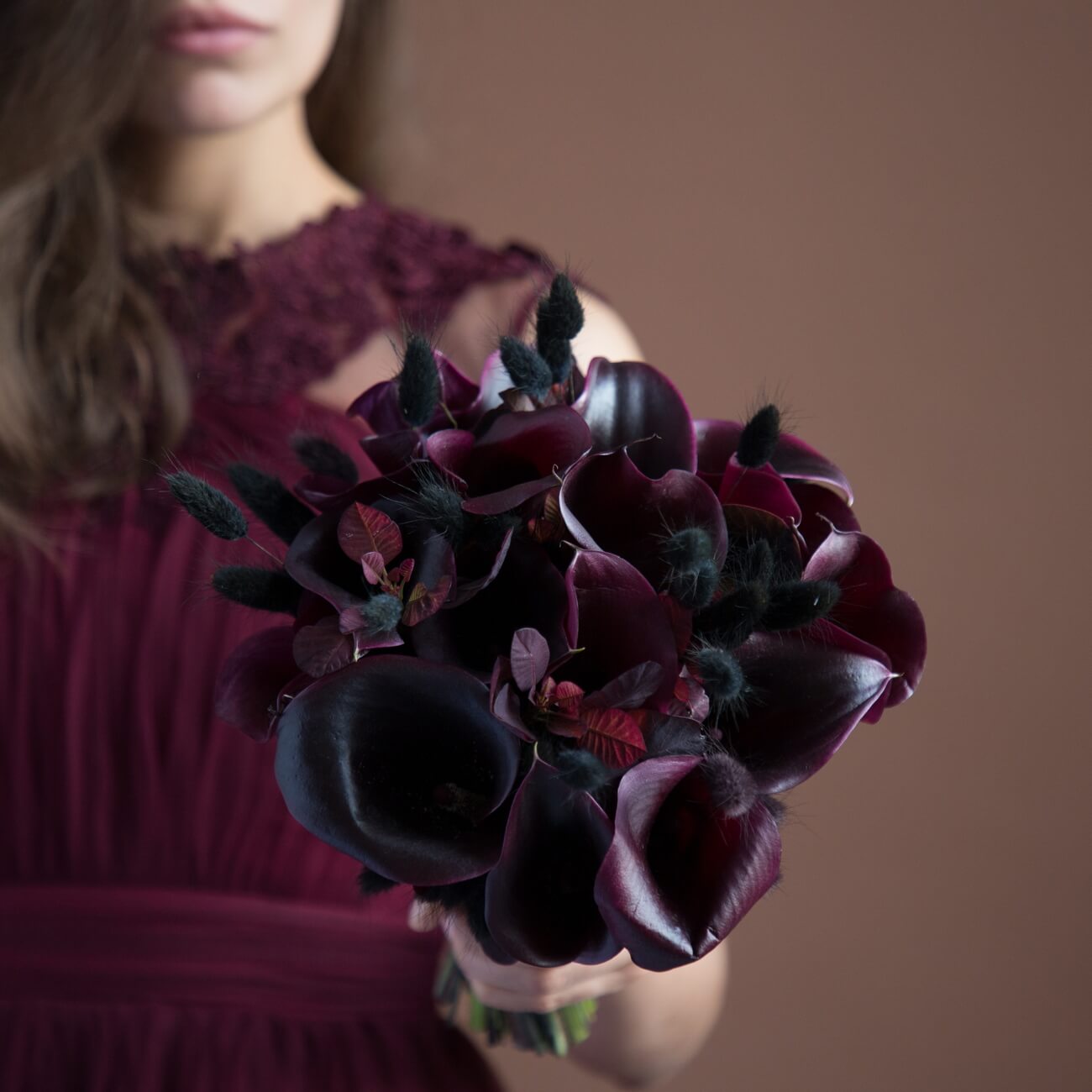Черное платье розовой каллы