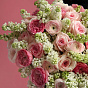 Розовые пионовидные розы, ранункулюсы и белая сирень - микс