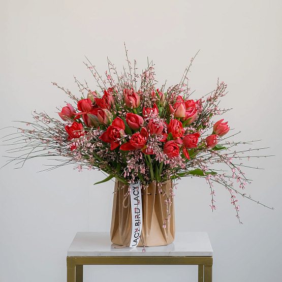 Дуобукет из красных тюльпанов и генисты