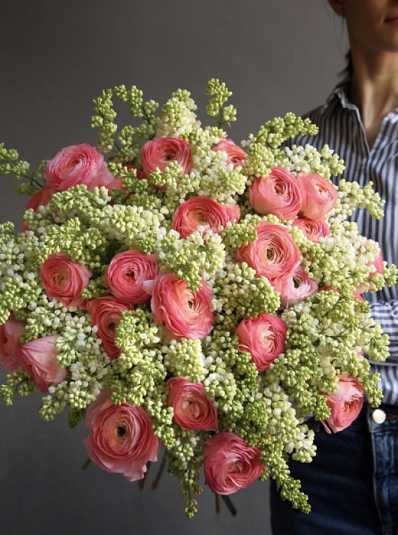 Дуобукет из ранункулюсов и сирени