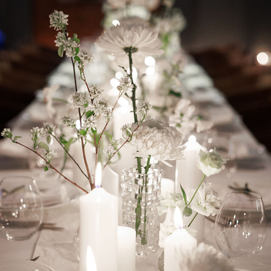 Цветочное оформление стола «Белый сад»