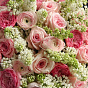 Розовые пионовидные розы, ранункулюсы и белая сирень - микс