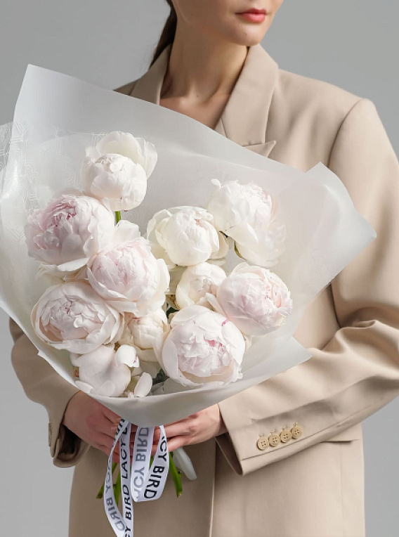 Монобукет из белых пионов