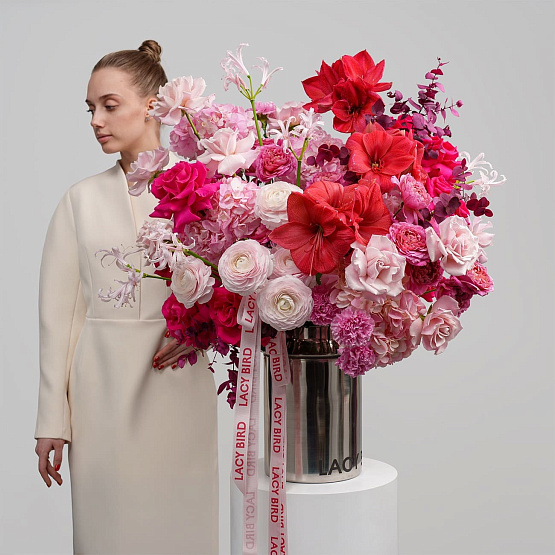 Бидон с цветами «Влюбленные сердца»