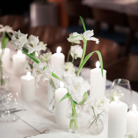 Цветочное оформление стола «Белый сад»