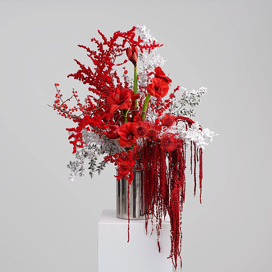 Бидон с цветами «Рубиновая стужа»