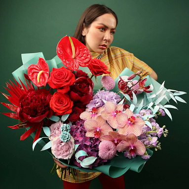 Signature Bouquet in the style of GUCCI