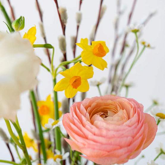 Композиция в ведёрке «Первый луч»