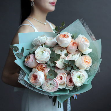 Garden Roses “Juliet” and Ranunkulyus Duo Bouquet