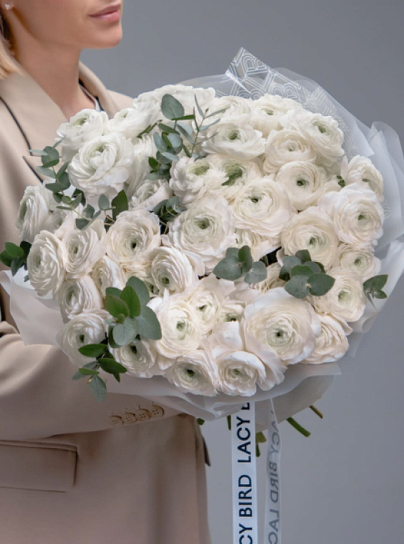 Монобукет из белых ранункулюсов с эвкалиптом