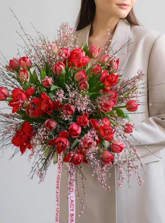 Дуобукет из красных тюльпанов и генисты