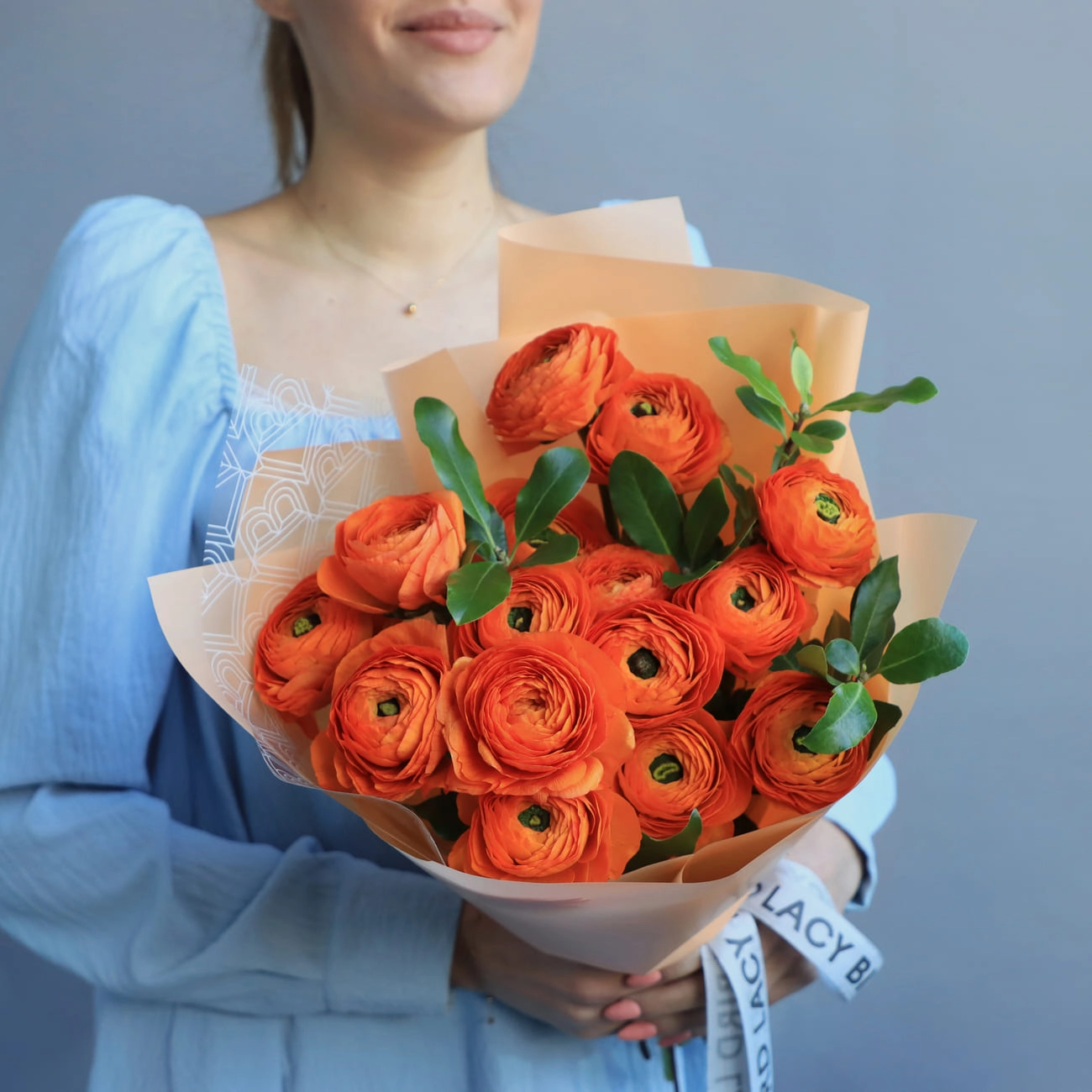 Монобукет из оранжевых ранункулюсов