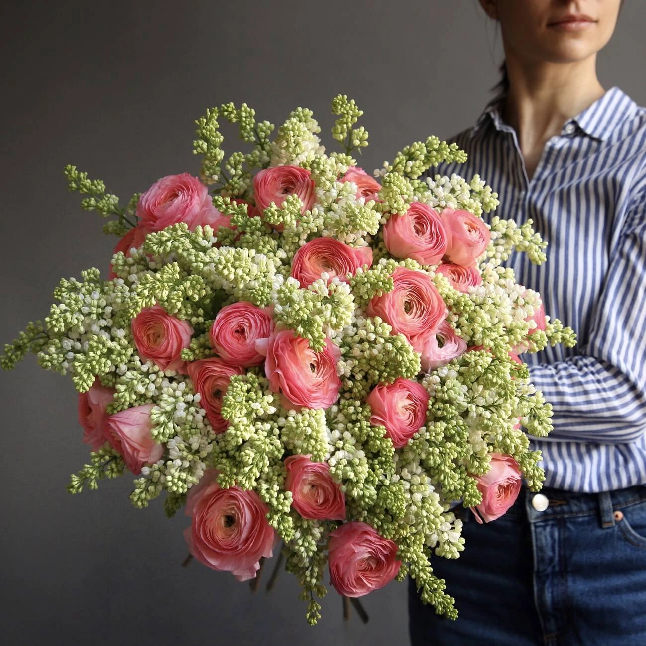 Дуобукет из ранункулюсов и сирени