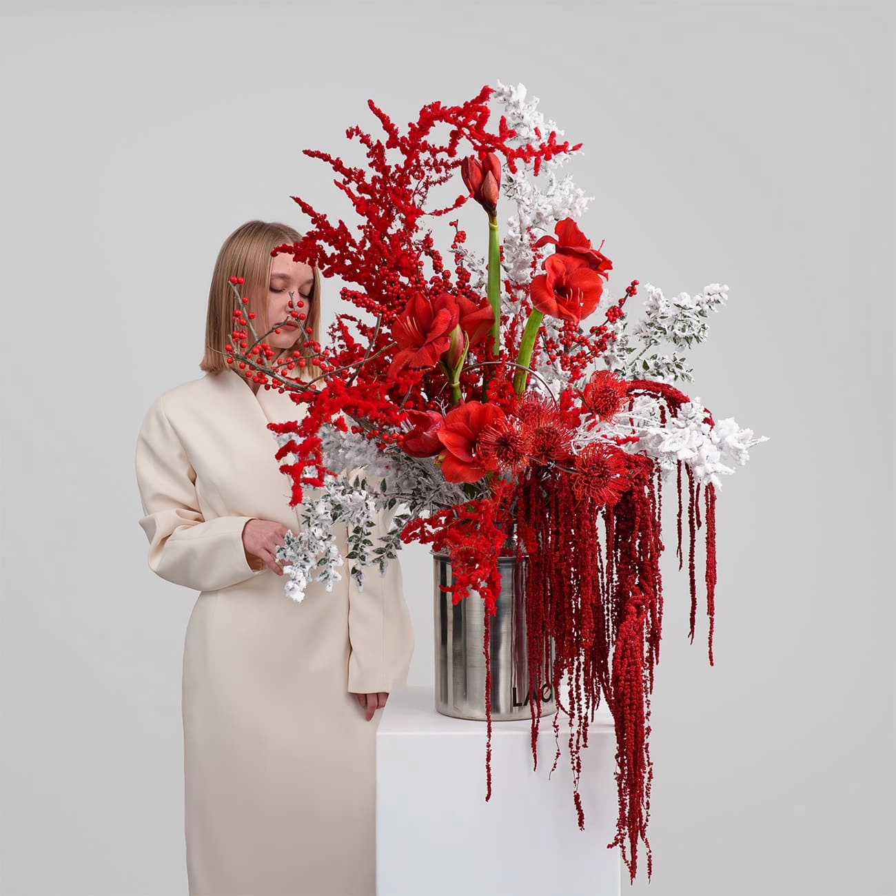 Бидон с цветами «Рубиновая стужа»