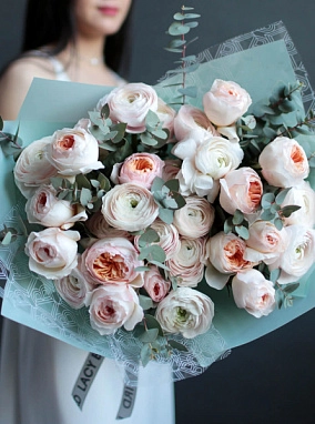 Дуобукет из пионовидной розы Джульетта и ранункулюсов