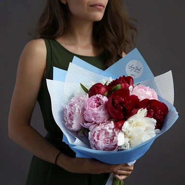 Футболка с пионами. Джинсовка с пионами. Пионы на одежде. Фотостудия пион мытищи. Пионы принт.